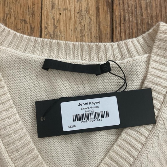 Simone V Neck - Picture 3 of 4